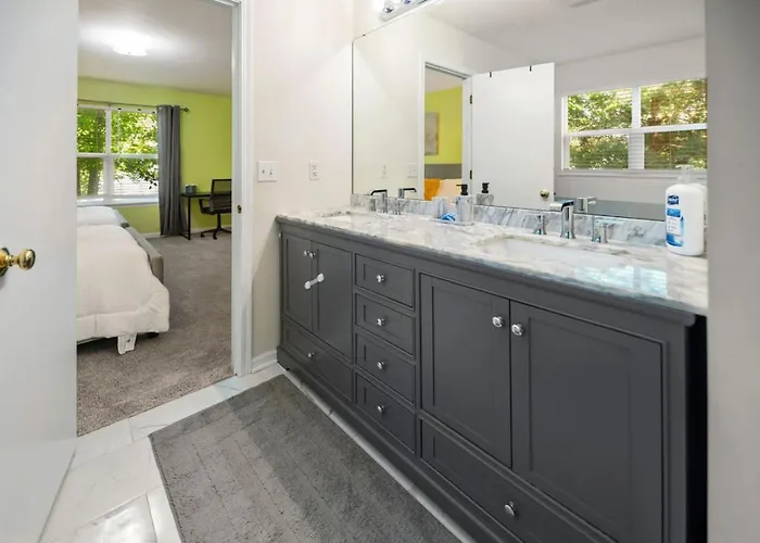 Modern Comfort Stylish 3br Getaway