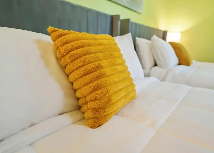 Modern Comfort Stylish 3br Getaway