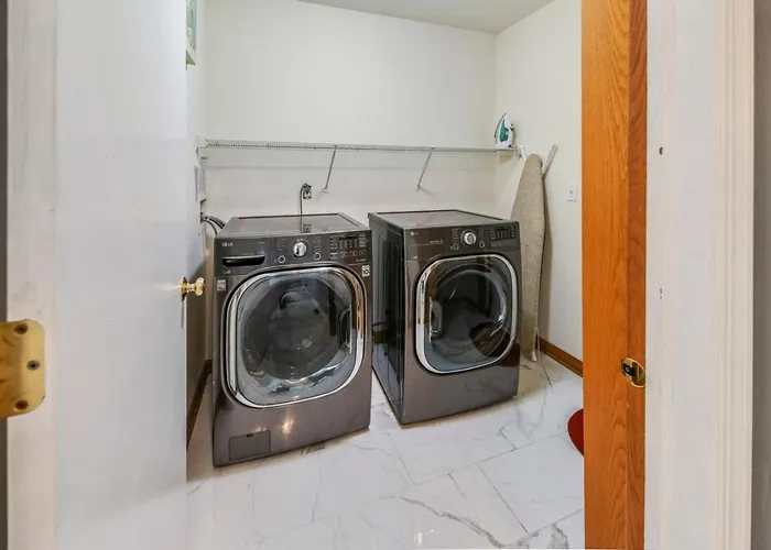 Modern Comfort Stylish 3br Getaway * Loves Park