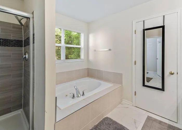 Modern Comfort Stylish 3br Getaway *